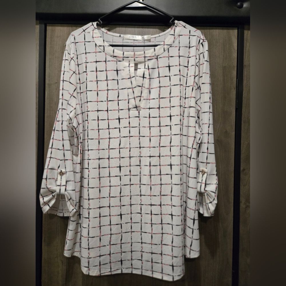 💰4 for $10💰 Cure Grid Pattern Blouse